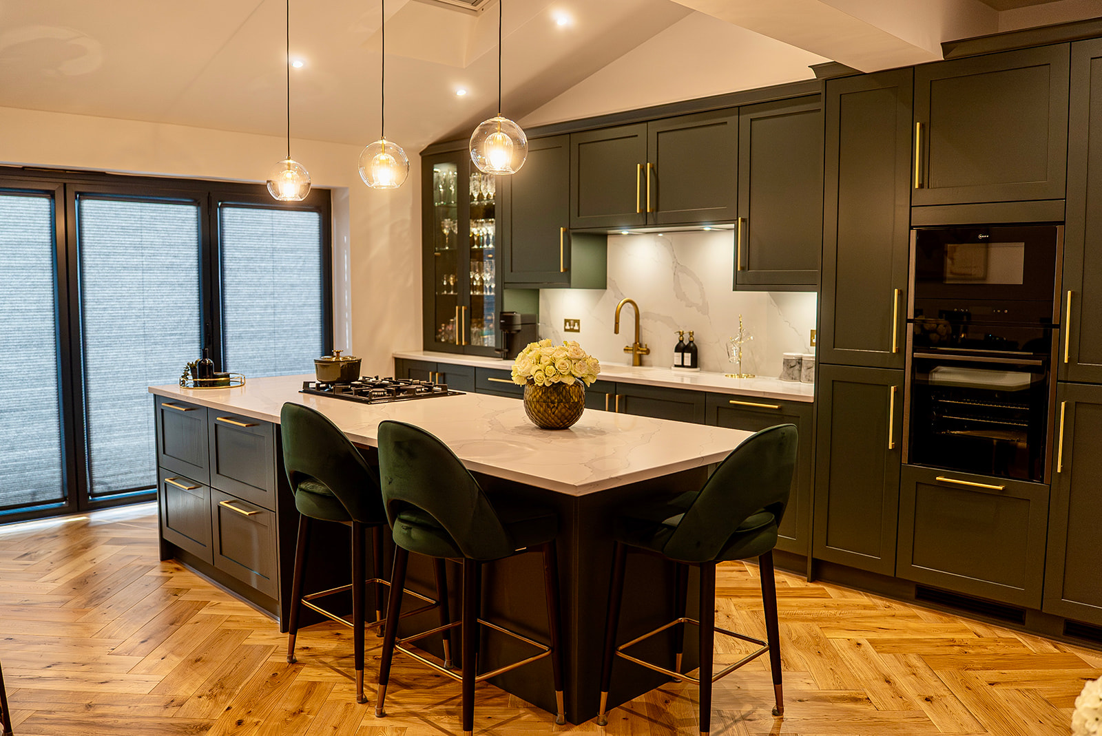 Contemporary kitchen with sleek hob and open sightlines