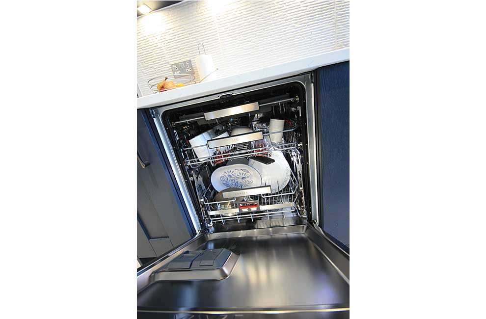 Integrated dishwasher in navy shaker units