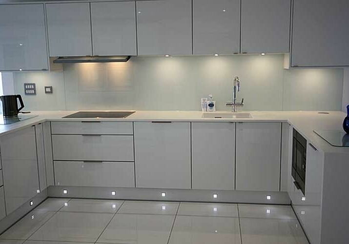 Ream-Fitted-White-Gloss-Contemporary-Kitchen-Greenwich-Glass-Effect-New